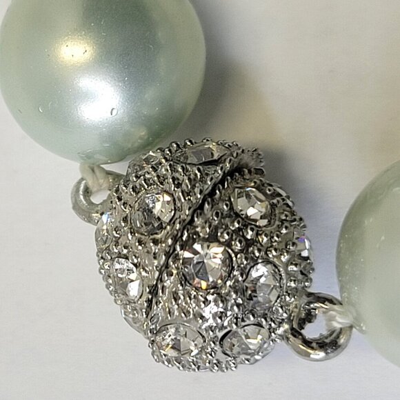 Faux Pearl choker Necklace, Bib Coquette Necklace with Magnetic Clasp - Picture 3 of 7